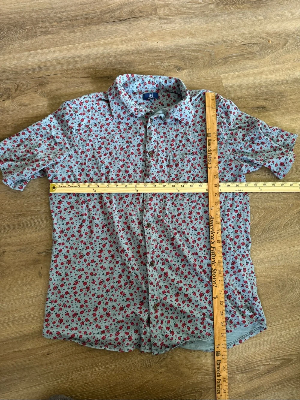Men's large Short-Sleeve Floral Button-Up Shirt - Red Floral on Light blue/Gray